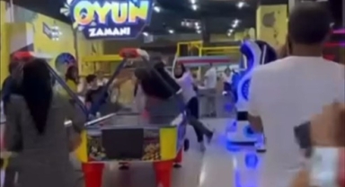 AVM'nin oyun alanında aileler birbirine girdi