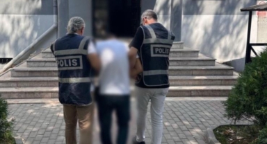 Azılı dolandırıcı, parkta otururken yakalandı