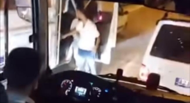 Boş olan trafikte yol için kavga ettiler