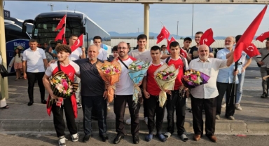 Dünya şampiyonu gençlere davullu zurnalı karşılama