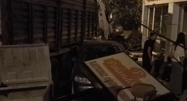 Freni boşalan tır 4 araca çarptı