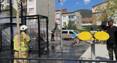 Gemlik'te çocuk parkı alevlere teslim oldu