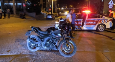 Hafif ticari araç ile motosiklet çarpıştı: 1'i ağır 2 yaralı
