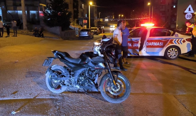 Hafif ticari araç ile motosiklet çarpıştı: 1'i ağır 2 yaralı
