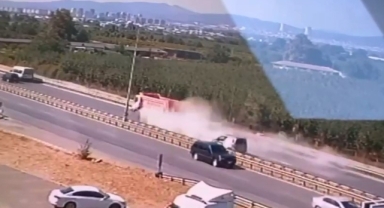 Hafriyat kamyonunun lastiği bomba gibi patladı