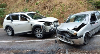 İnegöl'de otomobille cip çarpıştı: 2 yaralı