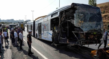 İstanbul'da iki metrobüs çarpıştı: 1 ölü, 38 yaralı