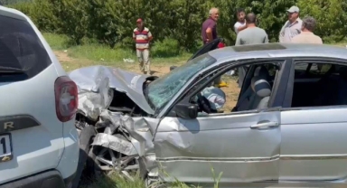 İznik'te iki otomobil kafa kafaya çarpıştı: 5 yaralı