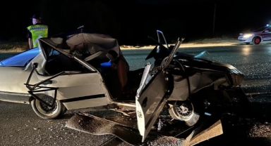 Kamyona çarpan Tofaş otomobilin çatısı uçtu: 3 yaralı