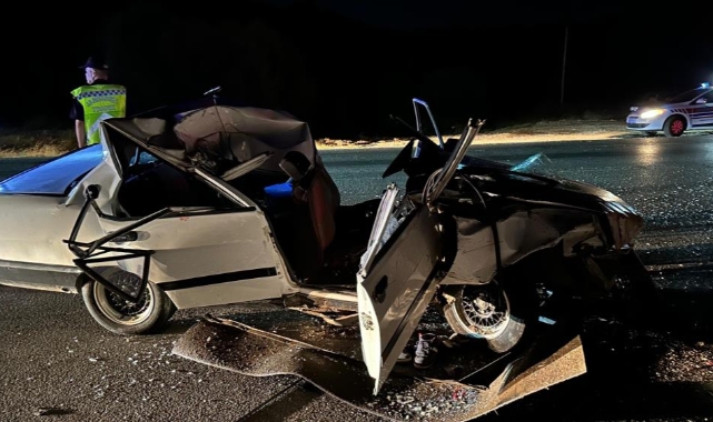 Kamyona çarpan Tofaş otomobilin çatısı uçtu: 3 yaralı