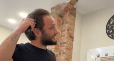 Kanser olan müşterisine destek için kendi saçını kazıdı