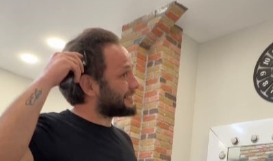 Kanser olan müşterisine destek için kendi saçını kazıdı