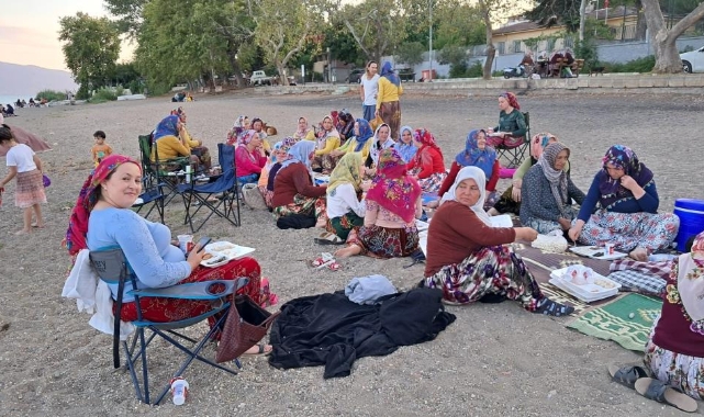 Kayınvalideler önce tarlada çalıştı, sonra eğlendi