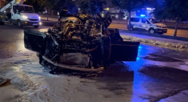 Kontrolden çıkan araç alev topuna döndü: 2 yaralı