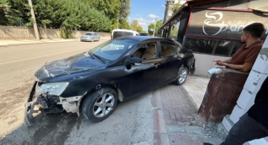 Kontrolden çıkan otomobil önce araca, sonra kafeye çarptı