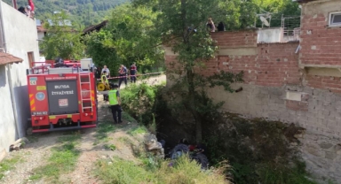 Kontrolden çıkan traktör dere yatağına uçtu
