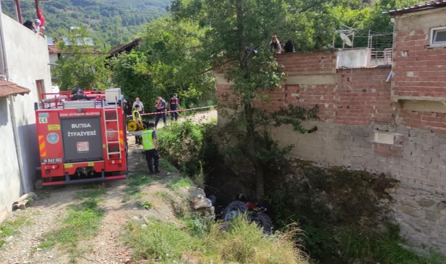 Kontrolden çıkan traktör dere yatağına uçtu