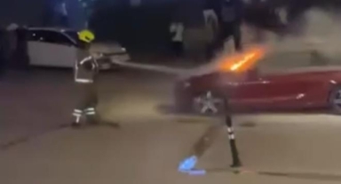 Lüks araç park halinde alev alev yandı