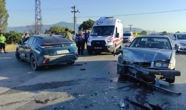 Orhangazi'de üç araç birbirine girdi: 2 yaralı
