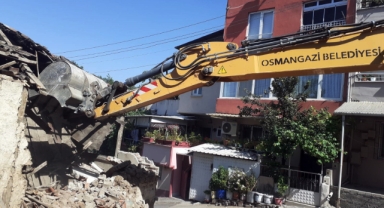 Osmangazi’de bir metruk bina daha yıkıldı