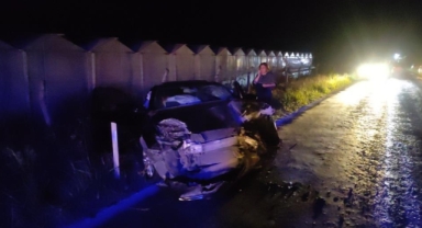 Otomobiller kafa kafaya çarpıştı: 3 yaralı