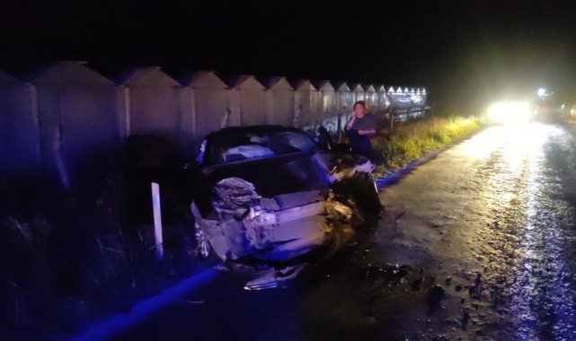 Otomobiller kafa kafaya çarpıştı: 3 yaralı