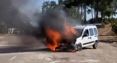 Park halindeki hafif ticari araç alev alev yandı