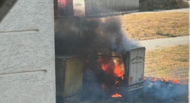 Park halindeki tır alev topuna döndü