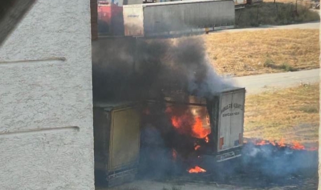 Park halindeki tır alev topuna döndü