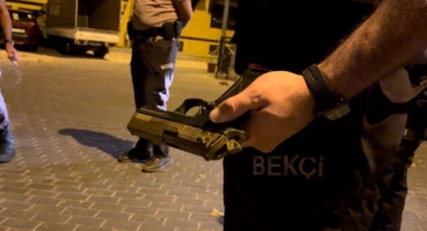 Polis ekiplerini görünce tabancayı kaldırıma attı