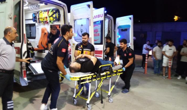 Site bahçesinde alkol alan 2 komşusunu bıçakladı