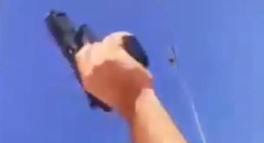 Sunroof camından havaya böyle ateş etti