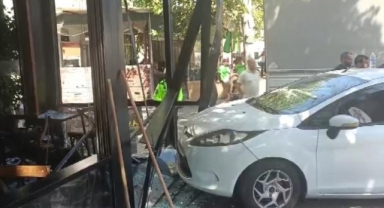 Sürücü aracıyla kafeye daldı dükkan sahibiyle çay içti