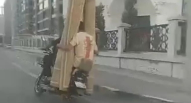 Trafikte hayrete düşüren yolcuklar kamerada