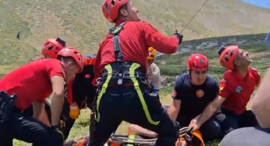 Yamaçtan yuvarlanan 2 kişi helikopterle kurtarıldı