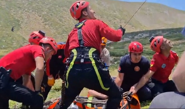 Yamaçtan yuvarlanan 2 kişi helikopterle kurtarıldı