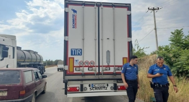 Yola kontrolsüz çıkan tır kamyonete çarptı: 3 yaralı