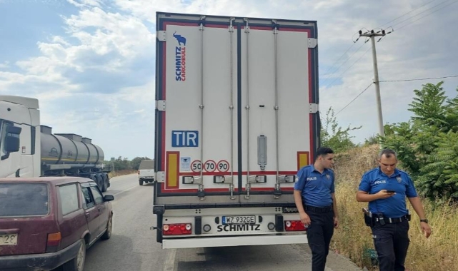 Yola kontrolsüz çıkan tır kamyonete çarptı: 3 yaralı