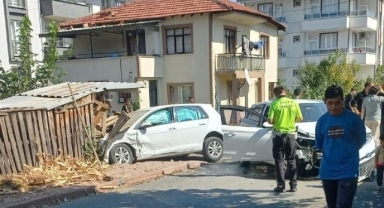 2 otomobilin çarpıştığı kazada, 4 kişi yaralandı