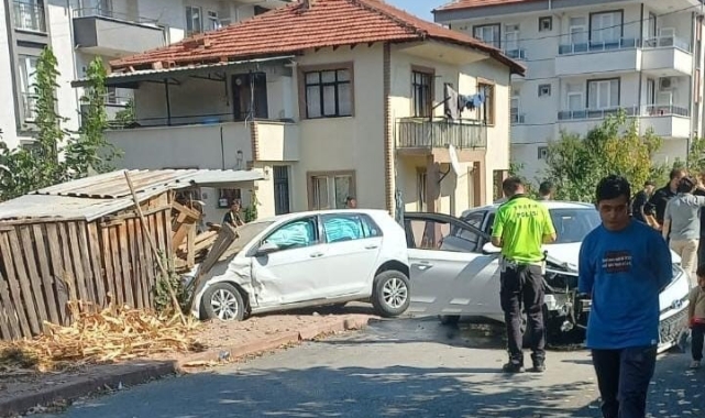 2 otomobilin çarpıştığı kazada, 4 kişi yaralandı