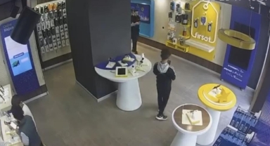 30 saniyede 195 bin lira değerinde telefon çaldılar