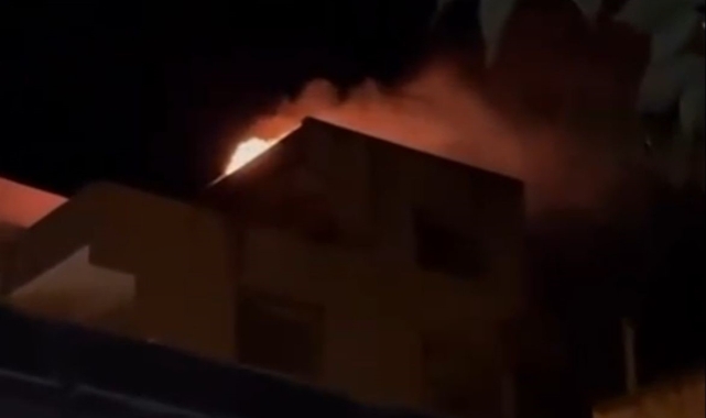 5 katlı binanın çatı katı alev aldı