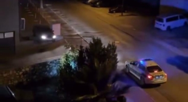 Alkollü sürücü aracıyla duvarda asılı kaldı