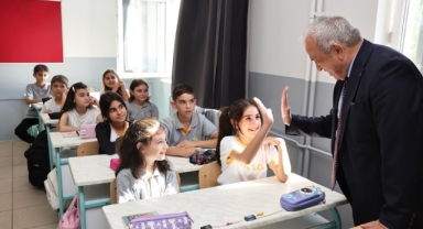 Başkan Özdemir öğrencilerin ilk gün heyecanını paylaştı
