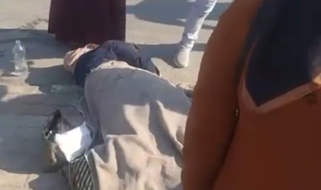Bebeğiyle kaldırımda yürüyen anneye tır çarptı
