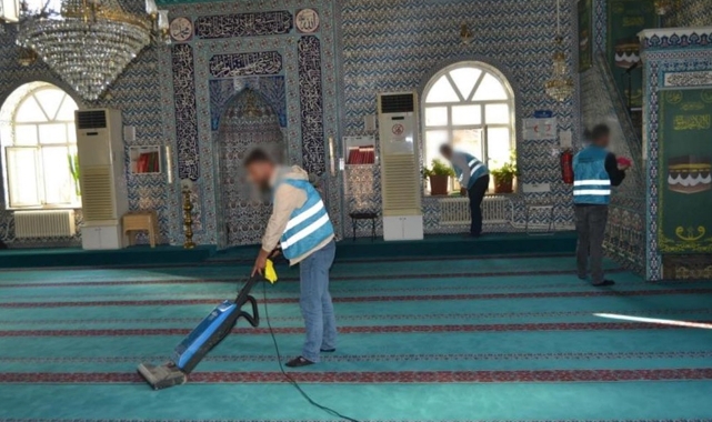 Bursa'da camileri hükümlüler temizledi
