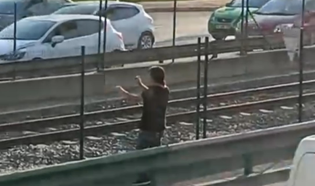 Bursa'da metro tellerinde yürüyen kadın, yürekleri ağza getirdi