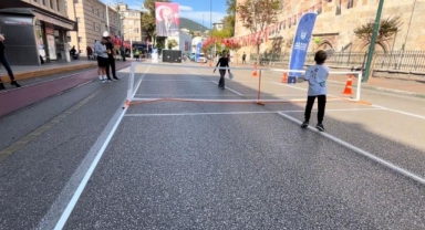 Bursa'nın en işlek caddesi 2 saat çocuklara kaldı
