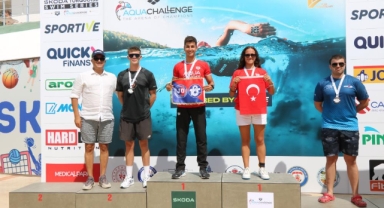 Bursalı komutan madalyaları topladı