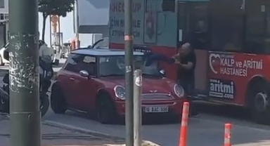 Ceza yiyen sürücü aracını parçaladı